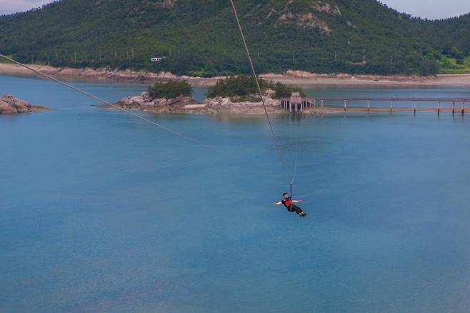 선유도 바다 위로 하늘길을 가로지르는 짚라인