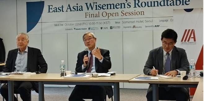 22일 서울 서머셋팰리스호텔에서 열린 동아시아현인원탁회의 토론회에 참석한  문정인 세종연구소 이사장, 김성환 동아시아재단 이사장, 박철희 서울대 국제대학원 교수(왼쪽부터). [사진 = 한예경 기자]