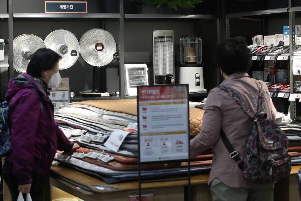 전국 곳곳에 한파특보가 발령된 이달 17일 오전 서울 중구 롯데하이마트 서울역롯데마트점에서 시민들이 전기매트 등 계절가전을 고르고 있다. [사진 출처 = 연합뉴스]