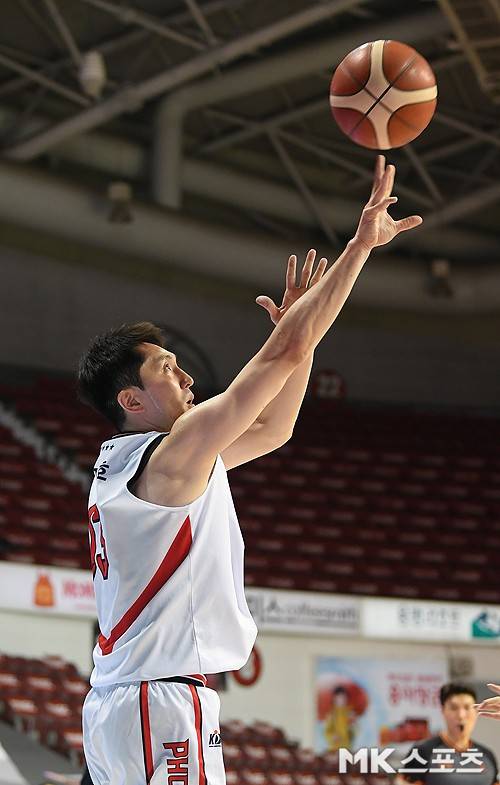 기승호가 현대모비스 시절 2020-21 프로농구 원정경기에서 점프슛을 쏘고 있다. 사진=천정환 기자
