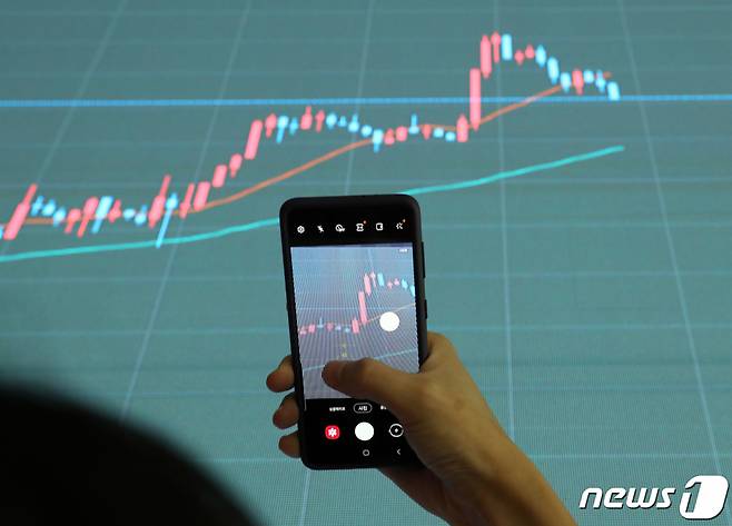 (서울=뉴스1) 김진환 기자 = 비트코인이?상장지수펀드(ETF) 출시 효과로 역대 최고가에 거래 중인?21일 오전 서울 서초구 빗썸 고객지원센터 전광판에 암호화폐 가격이 표시되고 있다. 2021.10.21/뉴스1