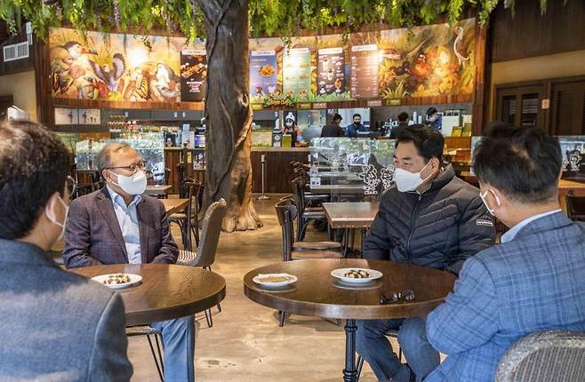 백군기 용인시장이 22일 삼성물산 리조트부문 관계자와 국내외 관광객 유치 및 지역경제 활성화 방안에 대해 논의했다. / 사진제공=용인시