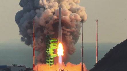 순수 국내 기술로 설계·제작된 한국형 발사체 누리호(KSLV-ll)가 나로우주센터에서 발사되고 있다. [과기정통부 제공]