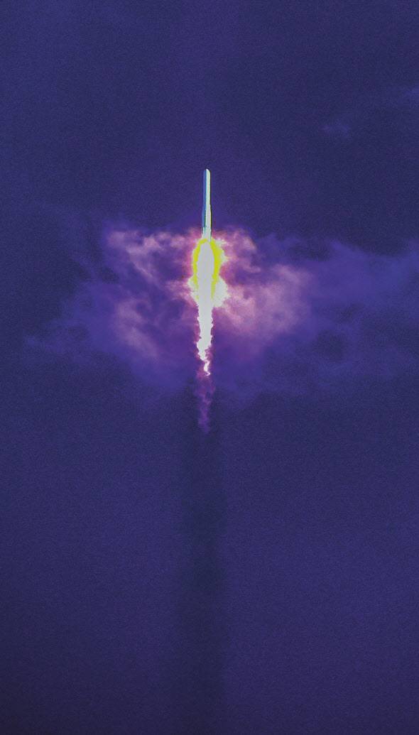 엔진 설계에서부터 제작, 시험, 발사 운용까지 모두 국내 기술로 완성한 최초의 국산 발사체 누리호(KSLV-II)가 구름을 통과하고 있다. [과기정통부 제공]