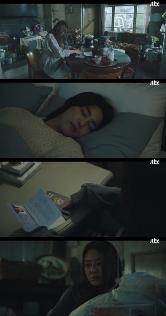 Go Hyun-jung was horrified by the way he was feeding sleep pills to Jae-young Kim, who was living with him, and stealing his passport.In the third episode of the JTBC drama The Man Who Resembls You (playplayed by Yu Bora and directed by Lim Hyun-wook), which was broadcast on October 20, the past history of Jeong Hee-joo (Go Hyun-jung), and Seo Woo-jae (Jae-young Kim) was portrayed.On this day, Jung Hee-joo found the passport of Seo Woo-jae, which was hidden in the corner of the room in the memory that suddenly came to mind.In the past, Jung Hee-joo tried to leave with only the questionable baby while living with Seo Woo-jae in Ireland.However, Seo Woo Jae caught Jung Hee-joo, saying that he could not send a baby named Lake.So Jung Hee-joo secretly took sleeping pills when Seo Woo-jae was in love with the time with the lake, and then put the sleeping pills into the stew that was cooking.In the later public scene, Seo Woo Jae, who was completely asleep, and Jung Hee-joo, who packed his baggage with the sound as much as possible, were drawn.Jung Hee-joo also found a passport of Seo Woo-jae, which was placed side by side while taking his passport, and took it.