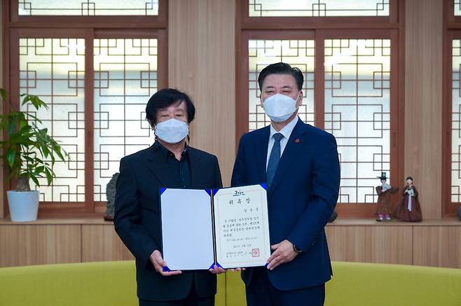 강용준(왼쪽) 제주문학관 명예관장./제주도 *재판매 및 DB 금지