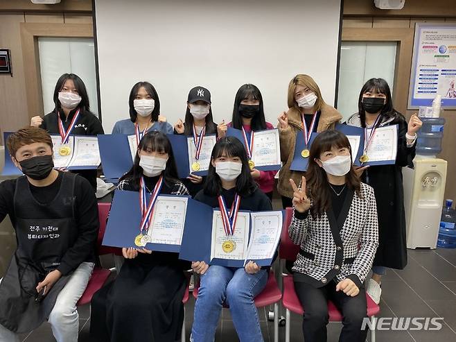 [전주=뉴시스]윤난슬 기자 = 전주기전대학 뷰티디자인과는 지난 19~20일 전주그랜드힐스톤 호텔에서 열린 '제14회 전북도지사배 미용 예술경연대회'에서 대상 2명, 그랑프리 4명을 포함해 총 36개 종목에서 수상의 영예를 안았다고 22일 밝혔다.(사진=전주기전대 제공)