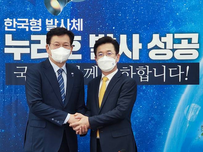 [대전=뉴시스] 조명휘 기자 = 허태정(오른쪽) 대전시장이 22일 오전 국회를 방문해 더불어민주당 송영길 대표를 만나 내년도 국비확보에 협조를 요청한 뒤 기념사진을 찍고 있다. (사진= 대전시 제공) 2021.10.22. photo@newsis.com *재판매 및 DB 금지