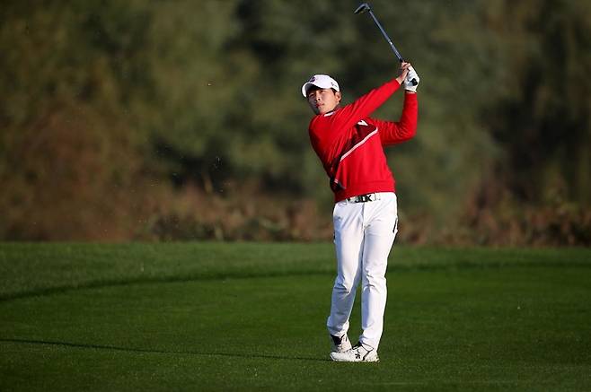 [서울=뉴시스] 22일 인천 청라 베어즈베스트청라GC에서 열린 하나은행 인비테이셔널 2라운드 11번홀에서 김민규가 세컨아이언샷을 하고 있다. (사진=KPGA 제공) 2021.10.22. photo@newsis.com *재판매 및 DB 금지