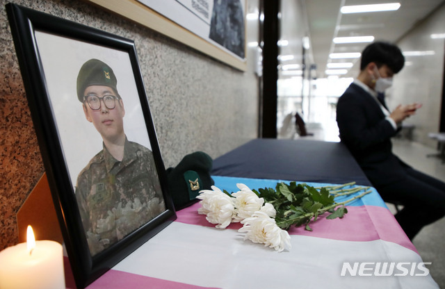 [서울=뉴시스]김진아 기자 = 성전환 수술을 한 뒤 강제 전역한 변희수 전 하사의 사망 소식이 전해진 지난 3월4일 서울 여의도 국회 정의당 대표실 앞에 변 전 하사의 추모공간이 마련돼 있다. 2021.03.04. bluesoda@newsis.com