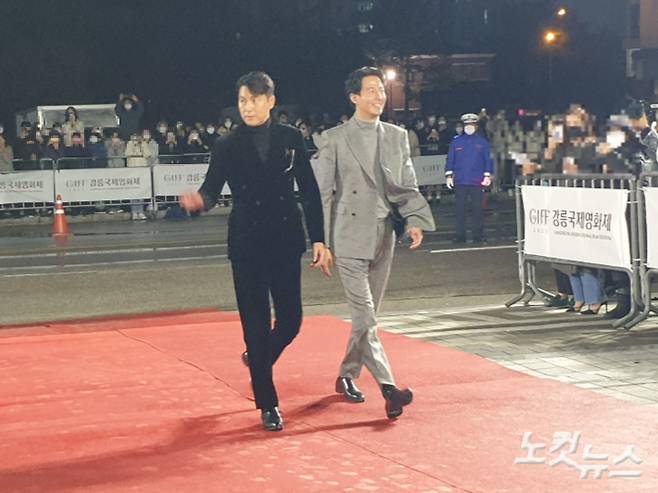 레드카펫 밟은 정우성과 조인성. 전영래 기자