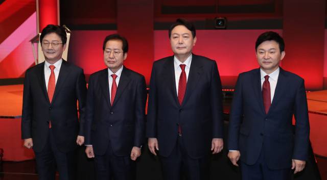 ▲국민의힘 유승민(왼쪽부터), 홍준표, 윤석열, 원희룡 대선 경선 후보가 22일 오후 서울 마포구 YTN 방송국에서 열린 '2차 맞수토론'에 앞서 포즈를 취하고 있다. ⓒ연합뉴스