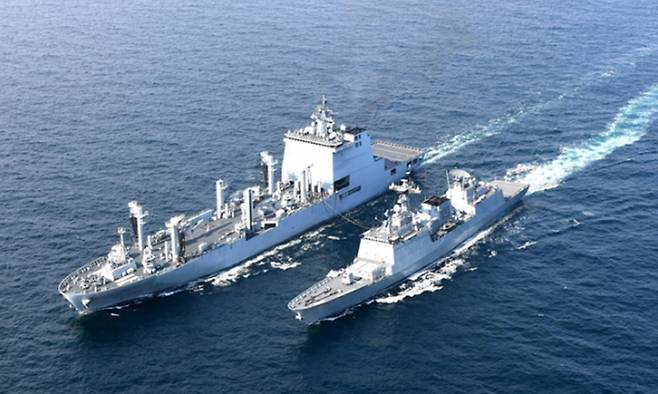 2021 대한민국해군 순항훈련에 참가하는 왕건함과 소양함이 기동군수 훈련을 하고 있다. 뉴시스