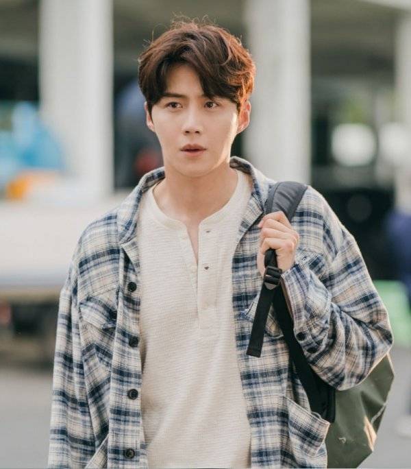 연기자 김선호가 사생활 논란에 휘말린 뒤 20일 밤 관련 의혹을 제기한 당사자에게 사과했다. 하지만 사태는 잦아들지 않고 있다. 사진은 최근작 tvN ‘갯마을 차차차’에 출연한 김선호 모습. 사진제공｜tvN