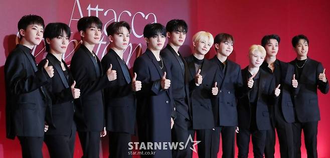그룹 세븐틴이 22일 오전 서울 영등포구 여의도 콘래드 호텔에서 진행된 미니 9집 'Attacca'(아타카) 발매 기념 쇼케이스에 참석해 포즈를 취하고 있다.  미니 9집 'Attacca'는 하나의 악장 끝에서 다음 악장이 이어질 때 '중단 없이 계속 연주하라'라는 용어로, 2021 프로젝트 "Power of 'Love'"의 세 번째 사랑의 형태다. 타이틀곡 'Rock with you'를 포함해 '소용돌이', 'Crush'(크러쉬), 'PANG!'(팡!), '매일 그대라서 행복하다', '그리워하는 것까지', '2 MINUS 1'(투 마이너스 원) 총 7곡이 수록돼 있다. 2021.10.22 /사진=김창현 기자 chmt@