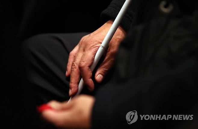 소중한 흰 지팡이 [연합뉴스 자료사진]