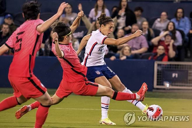 칼리 로이드 수비하는 임선주 [게티이미지/AFP=연합뉴스]