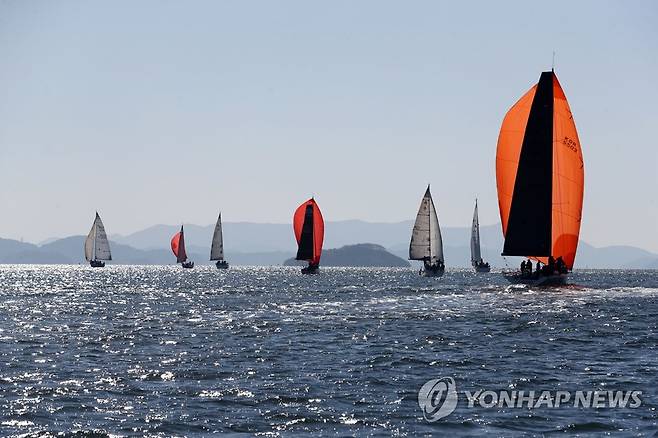 은빛 바다와 요트 (여수=연합뉴스) 형민우 기자 = 22일 오전 전남 여수시 가막만 일대에서 열린 2021 남해안컵 국제요트컵대회에 참가한 요트들이 돛을 활짝 펴고 평화롭게 항해하고 있다. 이번 대회는 한국, 미국, 러시아 등 11개국 350여명의 선수단과 34척의 화려한 크루저요트가 참가해 여수 가막만을 시작으로 경남 통영 도남항을 거쳐 부산 수영만까지 레이스를 펼친다. 2021.10.22 minu21@yna.co.kr