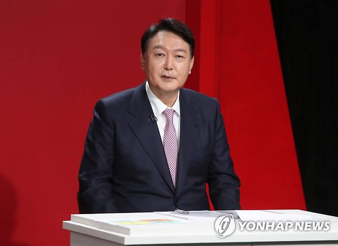 대구·경북 토론회 참석한 윤석열 (대구=연합뉴스) 김현태 기자 = 20일 오후 대구 MBC에서 열린 국민의힘 대선 경선 후보자 대구·경북 합동토론회에 윤석열 후보가 참석하고 있다. 2021.10.20 mtkht@yna.co.kr