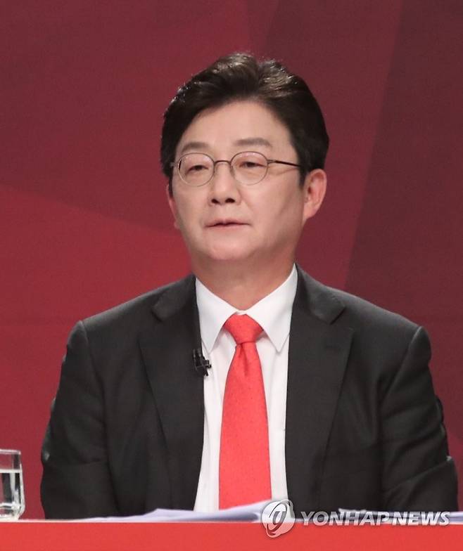 TV 토론하는 유승민 (부산=연합뉴스) 국민의힘 유승민 대선 경선 후보가 18일 오후 부산MBC에서 제4차 TV 토론을 하고 있다. 2021.10.18 [사진공동취재단] ccho@yna.co.kr