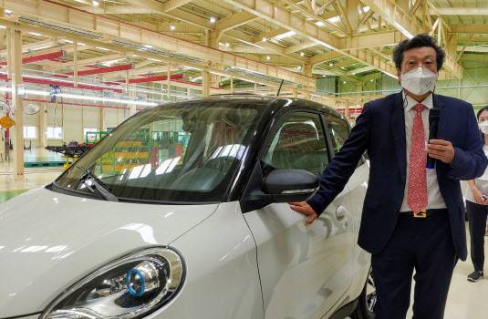 강영권 에디슨모터스 회장이 군산 공장 준공식에서 전기차 생산 계획을 설명하고 있다. (사진=임애신 기자)