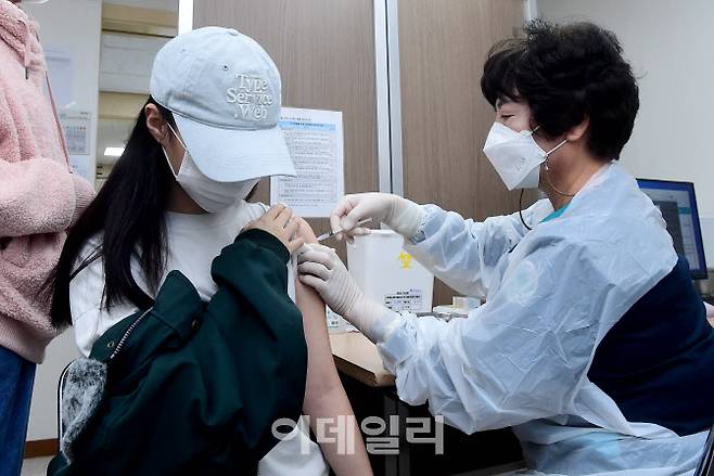 12~17세 소아청소년에 대한 코로나19 백신 접종이 시작된 10월 18일 서울 양천구 홍익병원에서 한 학생이 코로나19 백신접종을 하고 있다. (사진=이영훈 기자)