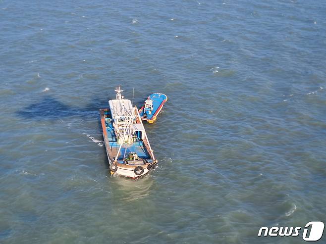 22일 오후 3시21분쯤 화정면 대여자도 남서방 약 3㎞ 해상에서 작업을 하던 사람이 해상으로 떨어졌다는 신고가 접수돼 해경이 수색작업을 벌이고 있다. 사진은 관리선 모습.(여수해경 제공) 2021.10.23© 뉴스1