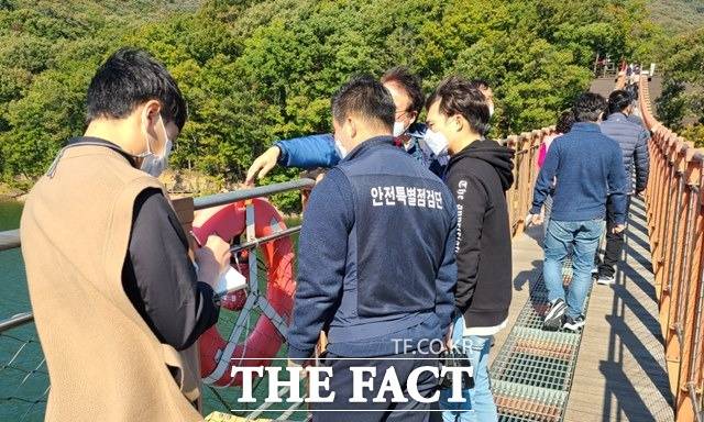 파주시와 경기도 안전특별점검단이 마장호수와 감악산 출렁다리를 점검하고 있다./파주시 제공