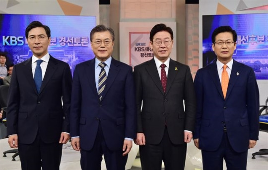 더불어민주당 대선주자인 안희정(왼쪽부터) 충남지사, 문재인 전 대표, 이재명 성남시장, 최성 고양시장.사진=연합뉴스