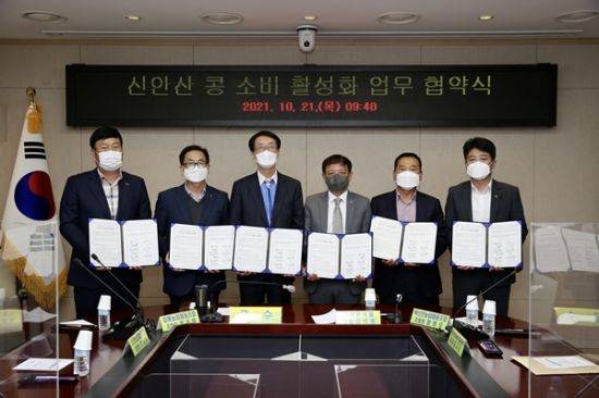 시낭군이 4개 농협과 신안산 콩 소비 활성화를 위해 상생협력 협약을 체결했다. ⓒ 아시아경제