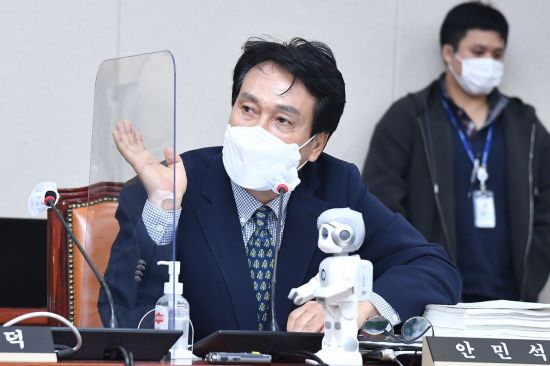 안민석 더불어민주당 의원이 지난 12일 서울 여의도 국회에서 열린 교육위원회 국정감사에서 AI 교육을 적극적으로 도입해야 한다며 AI 로봇을 선보이고 있다. [사진=연합뉴스]