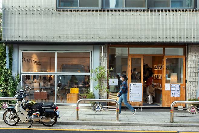 경복궁 서쪽 ‘자하문로10길’에 있는 ‘온그라운드 갤러리&카페’. 조병수 작품을 비롯해 신진 건축가, 디자이너들의 전시가 이어진다. / 양수열 영상미디어 기자