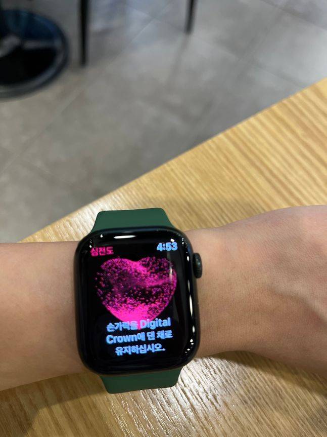 애플워치7 심전도 측정 기능을 사용하고 있는 모습.ⓒ데일리안 최은수 기자