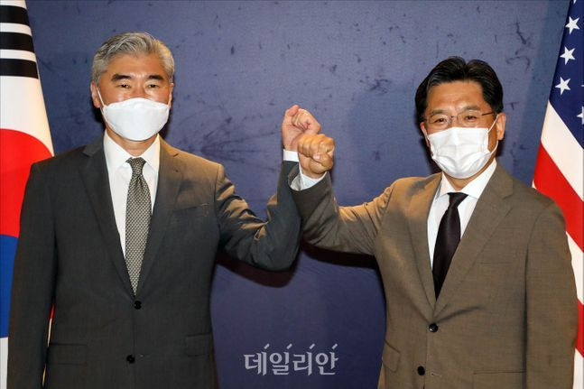 성 김(왼쪽) 미국 대북특별대표와 노규덕 한반도 평화교섭본부장이 8월 23일 서울 중구 호텔 더 플라자에서 북핵수석대표 협의에 앞서 기념사진을 찍고 있다. ⓒ사진공동취재단