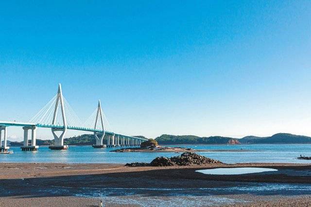 태안 바람길(총 16km)의 시종점인 안면도 최남단 영목항. 안면도에서 원산도(보령시)를 잇는 원산안면대교가 보인다.