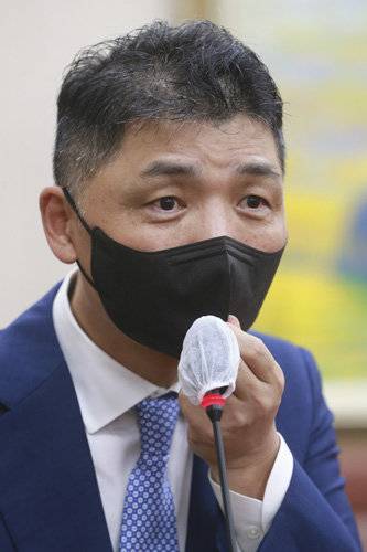 김범수 카카오 의장이 5일 오후 서울 여의도 국회에서 열린 정무위원회의 공정거래위원회·한국소비자원·한국공정거래조정원에 대한 국정감사에 증인으로 출석해 의원 질문에 답하고 있다. 사진공동취재단