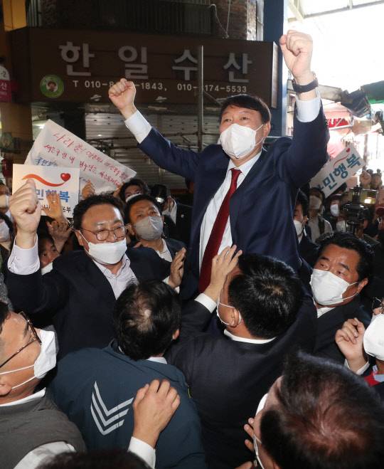 윤석열 국민의힘 대선 경선 후보가 23일 오전 울산시 남구 신정시장을 방문해 지지자들에게 인사하고 있다. 연합뉴스