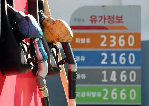 지난 20일 오후 서울 시내 한 주유소에 표시된 유가정보. (사진=뉴스1)