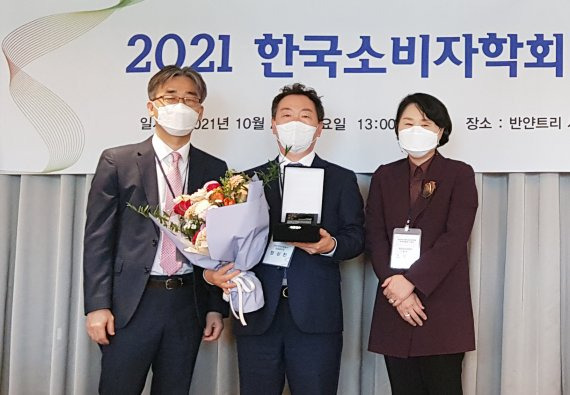 한국지역난방공사는 22일 서울 반얀트리호텔에서 열린 '2021년 한국소비자학회 소비자대상 시상식'에서 '소비자가치' 부문 소비자대상을 수상했다. 왼쪽부터 주영혁 한국소비자학회 공동회장, 정상천 지역난방공사 사업본부장, 조유현 한국소비자학회 공동회장이 기념촬영을 하고 있다.