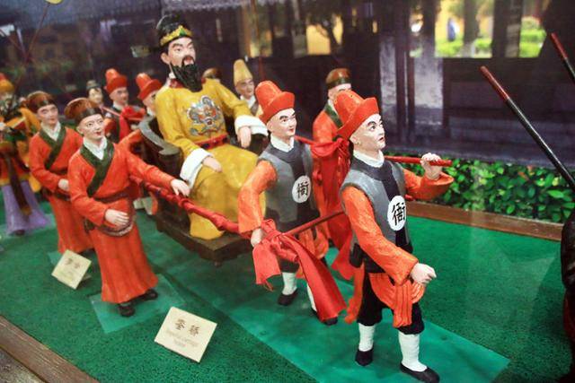 시탕 김공전에 가마를 타고 행진하는 관리의 모습을 재현해 놓았다. Ⓒ최종명