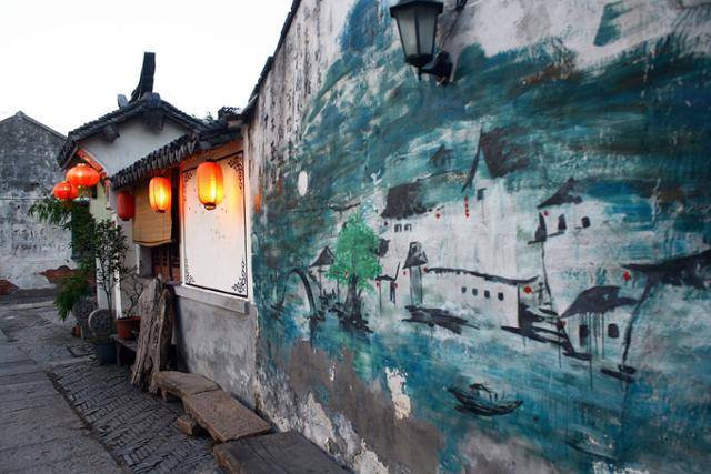 시탕의 수향 풍광을 그린 벽화와 홍등이 걸린 가게. Ⓒ최종명