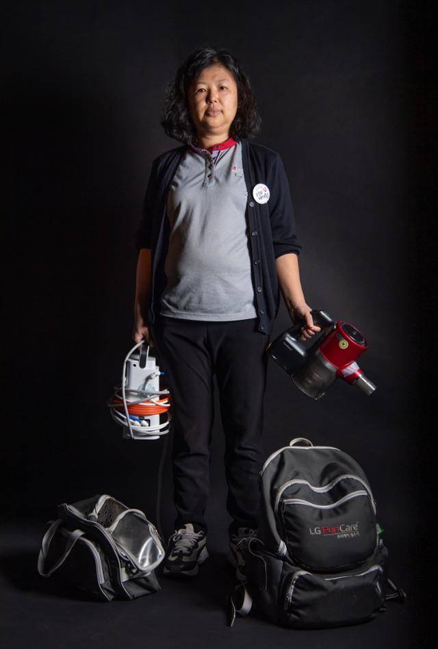 특수고용직인 LG케어솔루션 매니저 신현정씨(49)가 한 손에는 정수기용 고온살균기, 다른 한 손에는 청소기를 들고 있다. 이들이 매일 들고 다니는 짐가방은 10kg을 훌쩍 넘는다. 팔, 어깨, 손목, 손가락, 무릎 등에 만성적인 통증을 달고 산다. 치료는 자비로 한다. 마스크조차 한 달에 주 5일 기준 딱 스무 개만 나온다. 대부분의 매니저들은 주 6일씩 일한다.