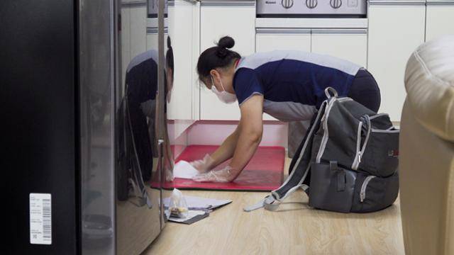 신씨가 무릎을 꿇은 채 싱크대 밑바닥에 흐른 물을 닦아 내고 있다. 고온살균을 하는 정수기의 경우, 연결돼 있던 호스가 빠져 뜨거운 물이 튀면 화상을 입을 위험이 크다. 끓는 물이 쏟아졌을 때의 대응 메뉴얼은 '최대한 태연한 표정으로 물부터 닦아 내는 것'이다. 화상 치료는 그날의 일과가 끝난 후 '셀프'로 해야 한다. 고객이 기르는 개가 장비를 넘어뜨려 물을 쏟는 경우도 빈번하다. 언제나 매니저들이 나서 뒷수습을 해야 한다.