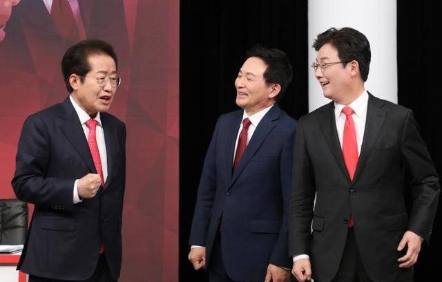 홍준표(왼쪽부터), 원희룡, 유승민 국민의힘 대선경선 후보가 18일 부산 수영구 민락동 부산MBC에서 열린 ‘국민의힘 부산&울산&경남 합동토론회’에 앞서 대화하고 있다. 부산=뉴스1