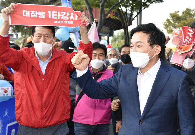 원희룡(오른쪽) 국민의힘 대선 경선 후보가 20일 대구MBC에서 열리는 제20대 대통령선거 경선 후보 토론회에 입장하기에 앞서 지지자들과 인사하고 있다. 대구=뉴시스