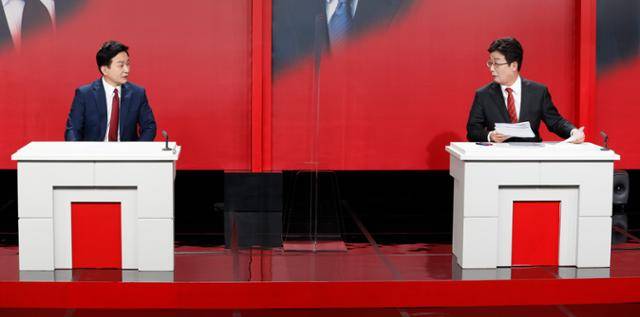 국민의힘 대선 경선 후보인 원희룡(왼쪽) 전 제주지사와 유승민 전 의원이 20일 대구 수성구 대구MBC에서 열린 대구경북 합동토론회에 참석해 토론을 준비하고 있다. 대구=뉴스1