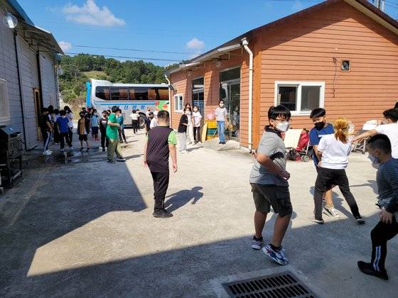 노인만 사는 시골에 아이들이 와서 놀고 있다. 아이들이 뛰어다니고 그들의 웃음소리가 골목에 울려 퍼진다. [사진 김성주]