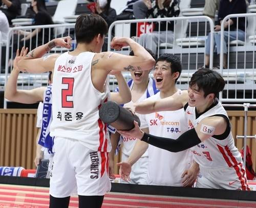 23일 kt전에서 종료 3분여를 남기고 6점 차를 만든 뒤 기뻐하는 SK 최준용[KBL 제공]