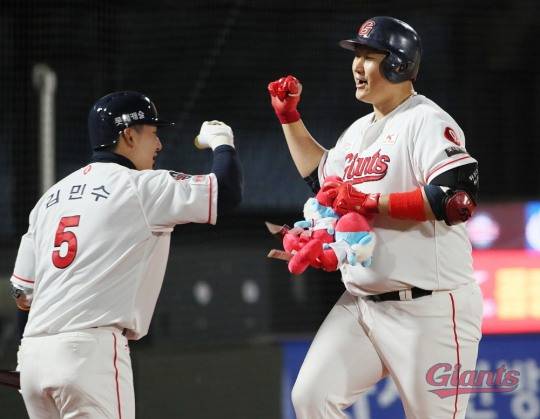 롯데 이대호가 23일 사직 홈경기 한화전에서 초반 2-11의 열세를 15-15로 동점을 만드는 8회말 극적인 2점 홈런을 날리며 홈으로 들어오고 있다.[사진 롯데 자이언츠]