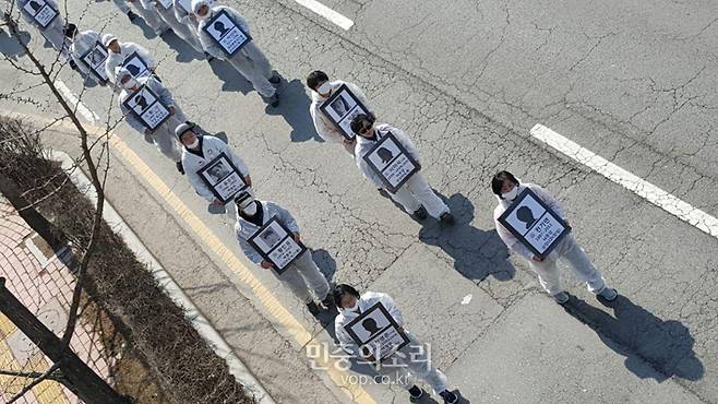 ▲'반도체노동자의 건강과 인권지킴이 반올림'(반올림)과 다산인권센터 등은 2017년 3월3일 수원 삼성전자 본사 앞에서 '故 황유미 10주기, 삼성전자 산재사망 노동자 추모 집중행동' 계획을 발표하고 수원역까지 방진복 행진을 시작했다. 행진에는 지역 시민사회·노동단체 활동가, 학생, 일반 시민 등 70여명이 참여했다. ⓒ민중의소리